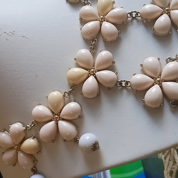 Cream and white statement necklace - Picture 3 of 5